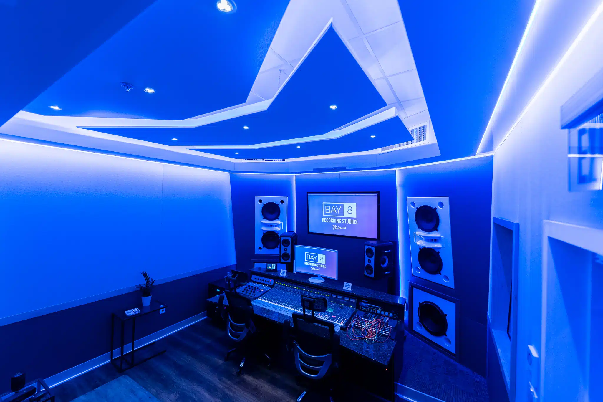 A picture of one of the mixing studios in Miami, ranked as one of the top 5 mixing studios in Miami, where you can follow the tips for choosing the right studio.
