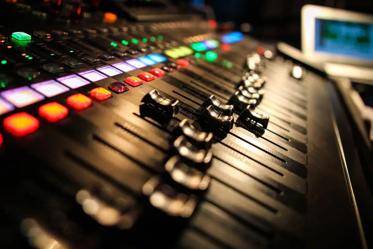 MASTERING CONSOLE