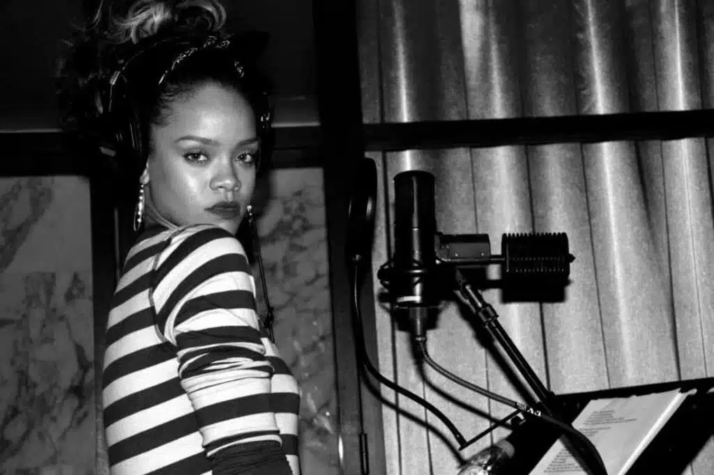 Rihanna Sony C800G