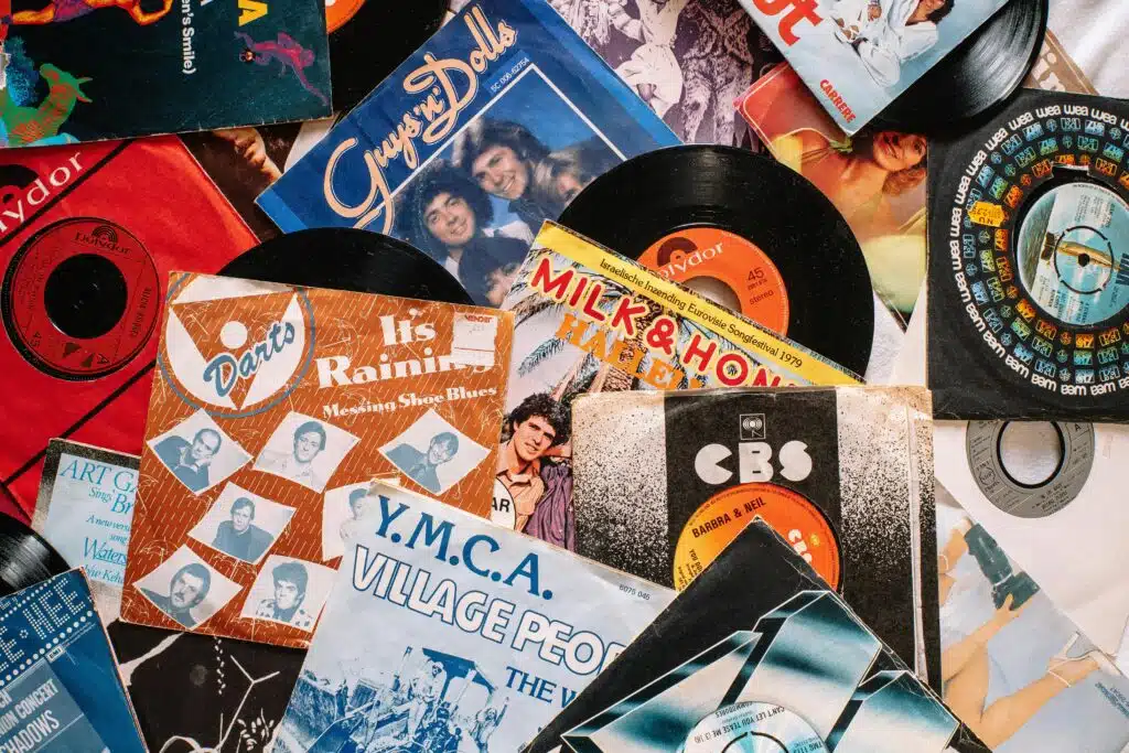 vinyl records music publishing pexels-matthias-groeneveld-4200745